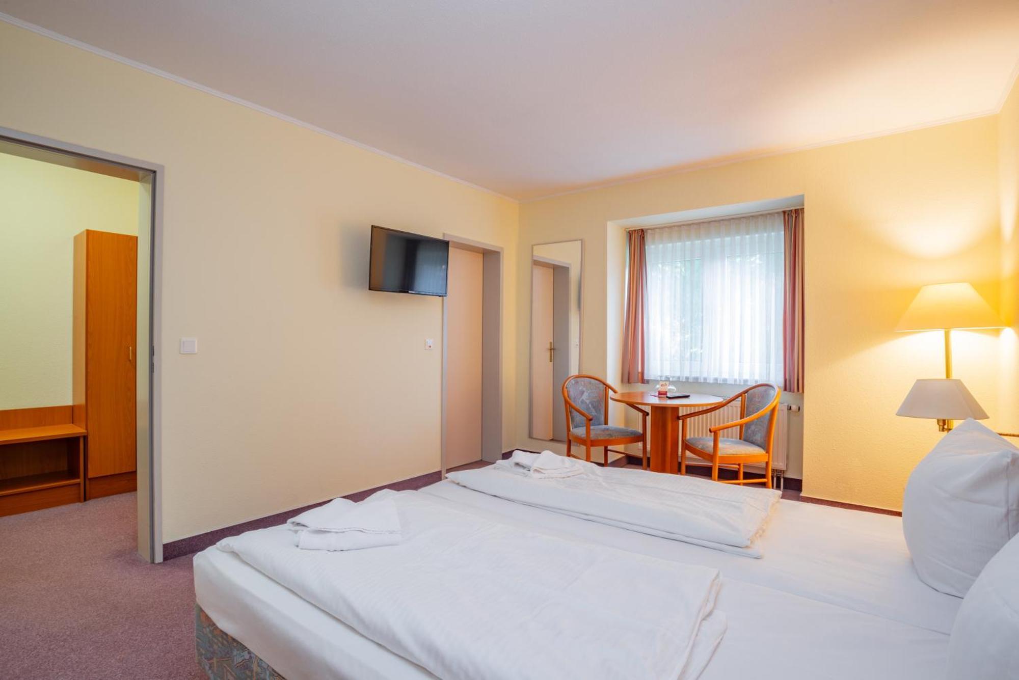 Waldhotel Schoeneiche -Self Check-In- ภายนอก รูปภาพ