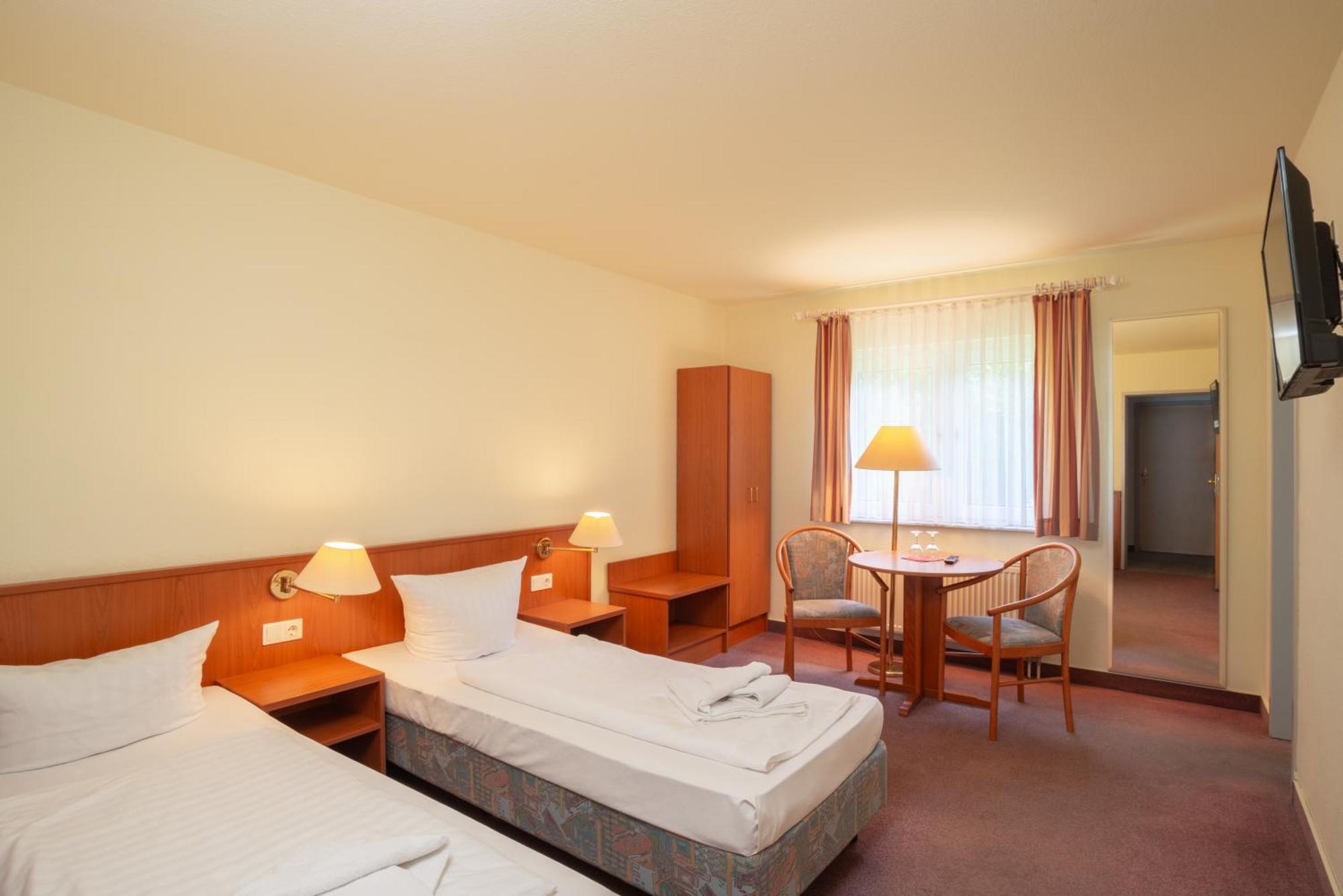 Waldhotel Schoeneiche -Self Check-In- ภายนอก รูปภาพ