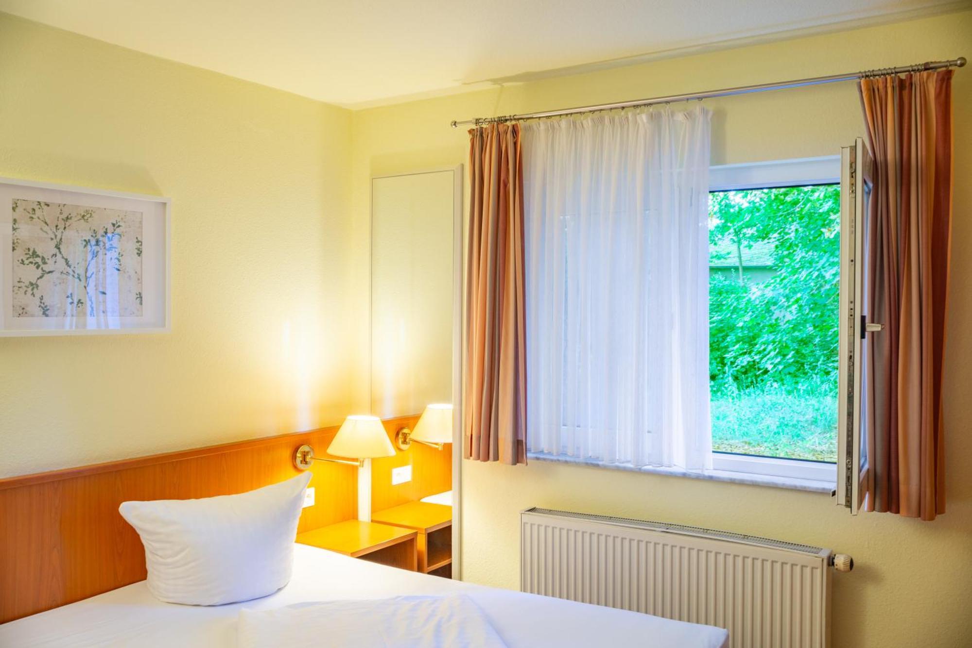 Waldhotel Schoeneiche -Self Check-In- ภายนอก รูปภาพ