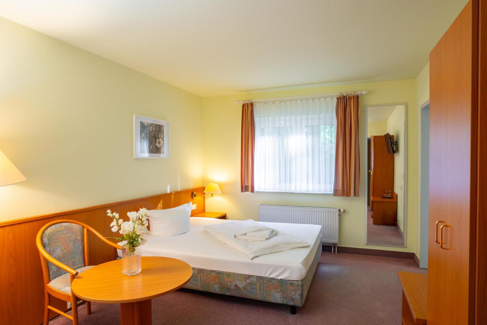 Waldhotel Schoeneiche -Self Check-In- ภายนอก รูปภาพ