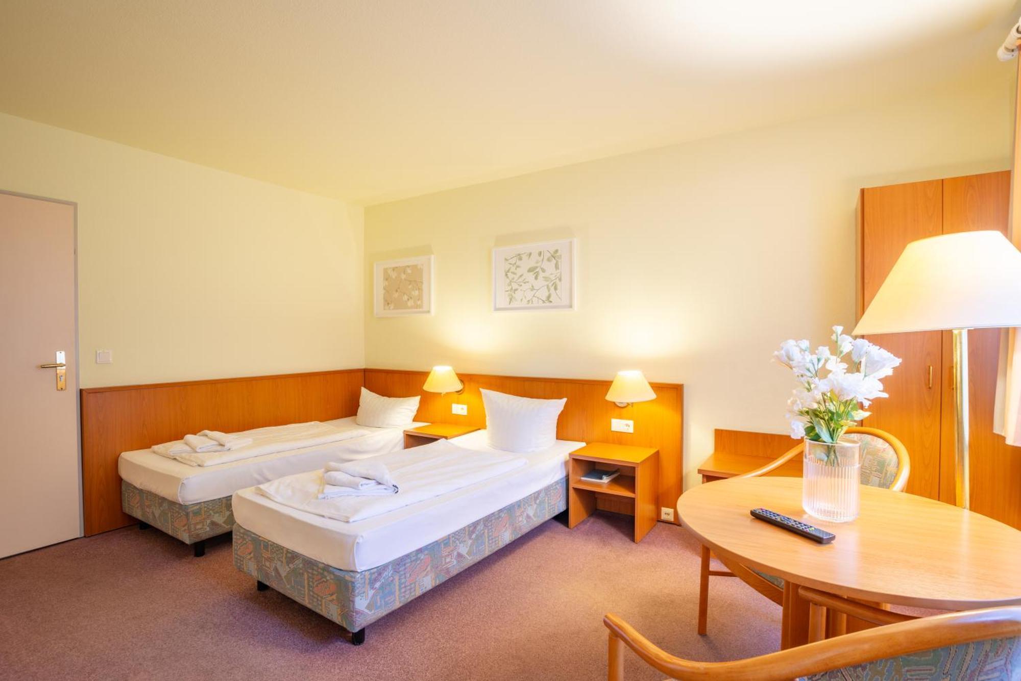 Waldhotel Schoeneiche -Self Check-In- ภายนอก รูปภาพ