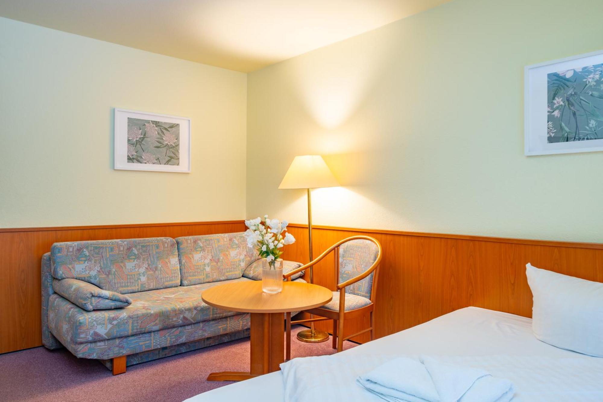 Waldhotel Schoeneiche -Self Check-In- ภายนอก รูปภาพ